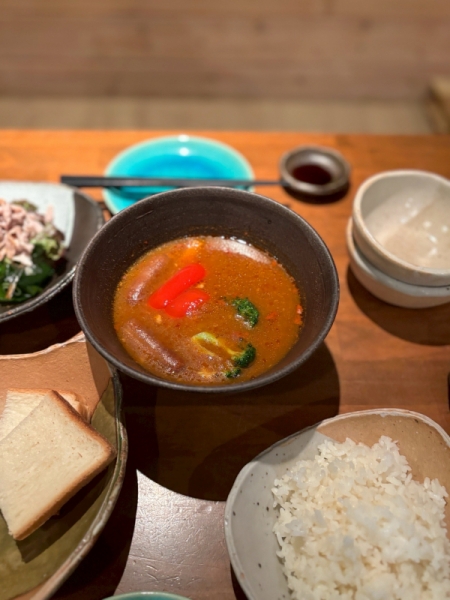 す